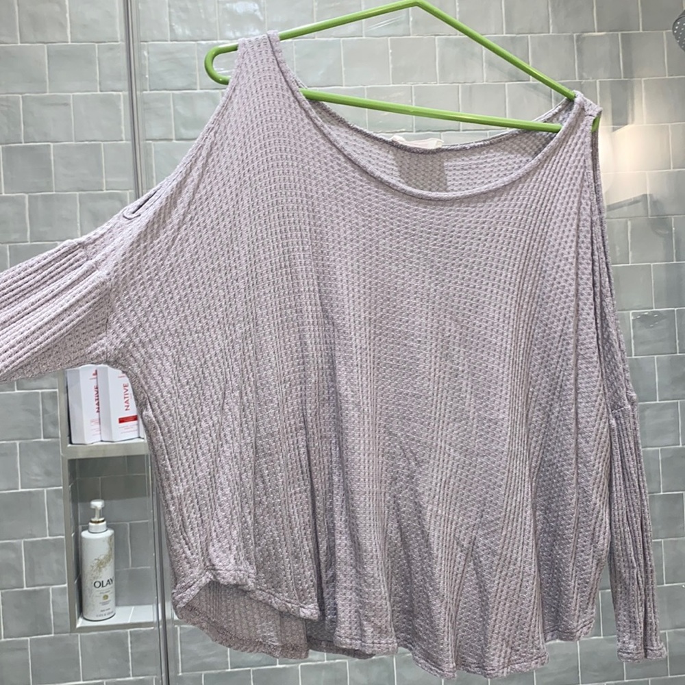 grey cold shoulder waffle top!!🩶🩶